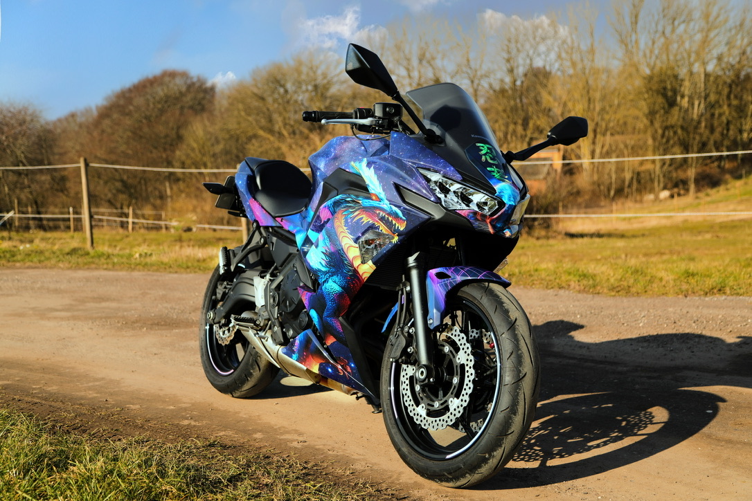 Kawasaki Ninja med Uniktryks blå og lilla printfolie